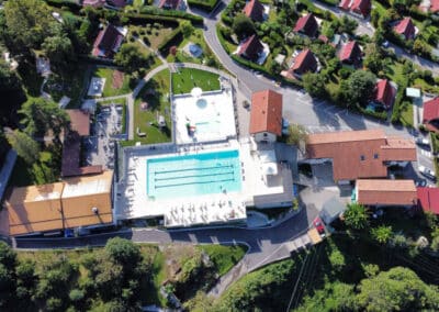 Luftaufnahme des Dorfzentrums mit Schwimmbad, Verwaltung, Restaurant und Wirtschaftsgebäuden