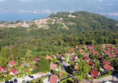 Luftaufnahme des Villaggio Olandese mit Blick über Brezzo di Bedero zum Lago Maggiore