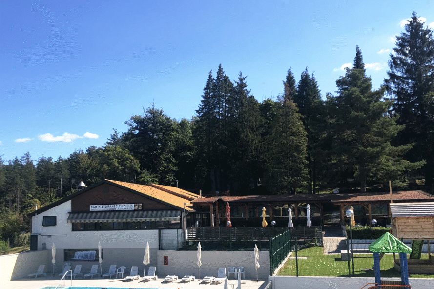 La Canonica Blick auf das Restaurant über dem Pool im Villaggio Olandese