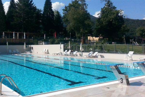 Blick über den großzügigen Schwimmbereich