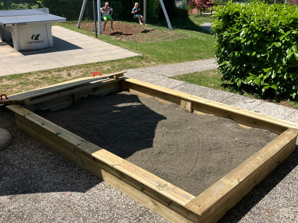 Der große Terrassenbereich des Restaurants im Villaggio Olandese