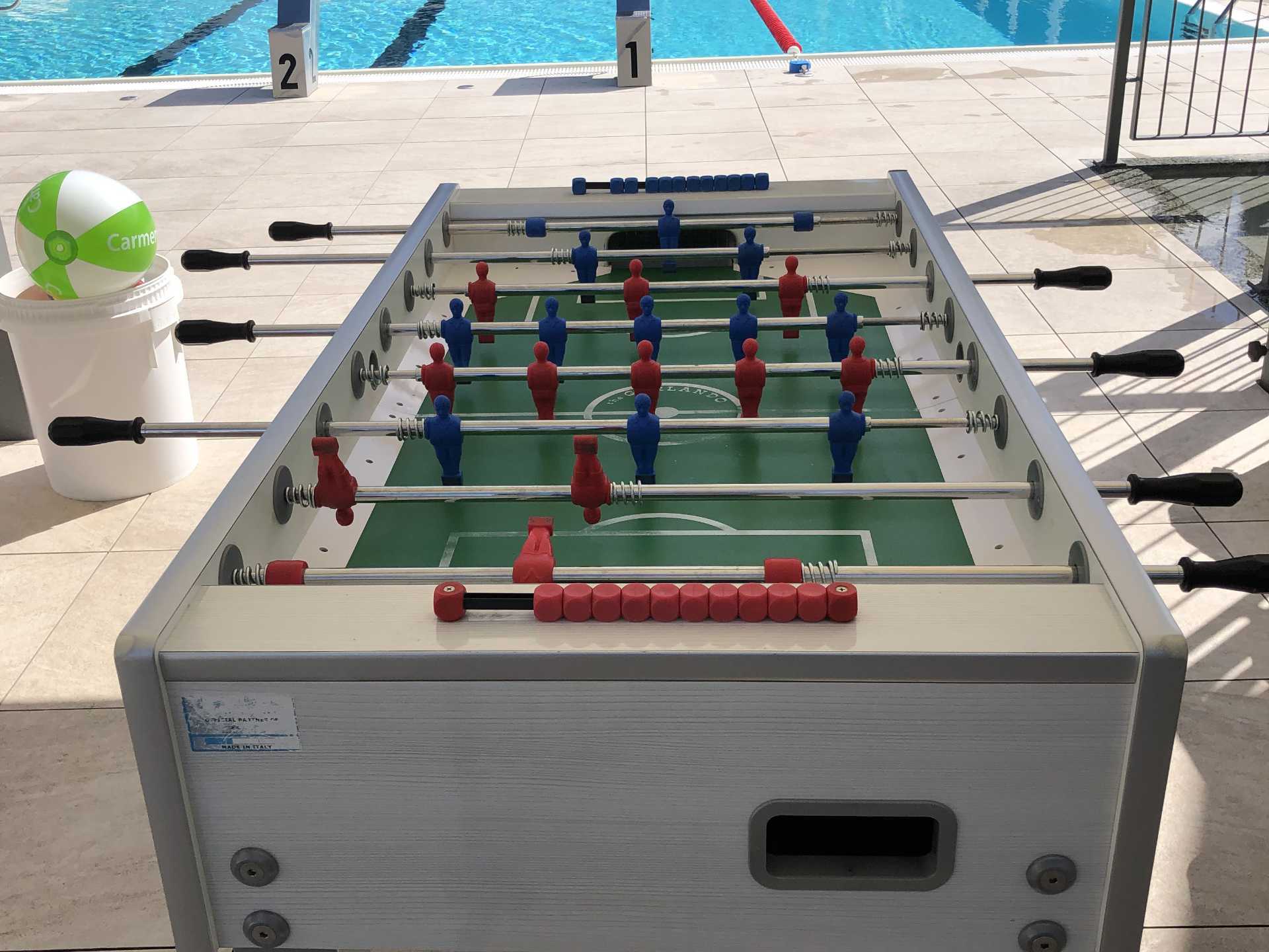 Tischfußball am Pool