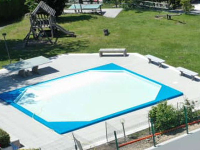 historisch Trampolin Früher gab es für die Kinder ein Trampolin Trampolin