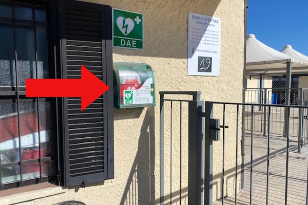 Der Defibrillator befindet sich außen an der Rezeption neben dem Eingang zum Pool