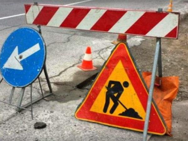 Straßenarbeiten im Villaggio Olandese nach Erdrutsch